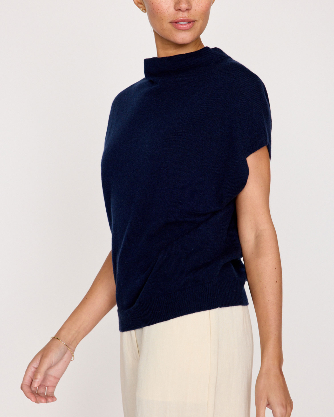 MORTEN FUNNEL NECK TOP IN NAVY