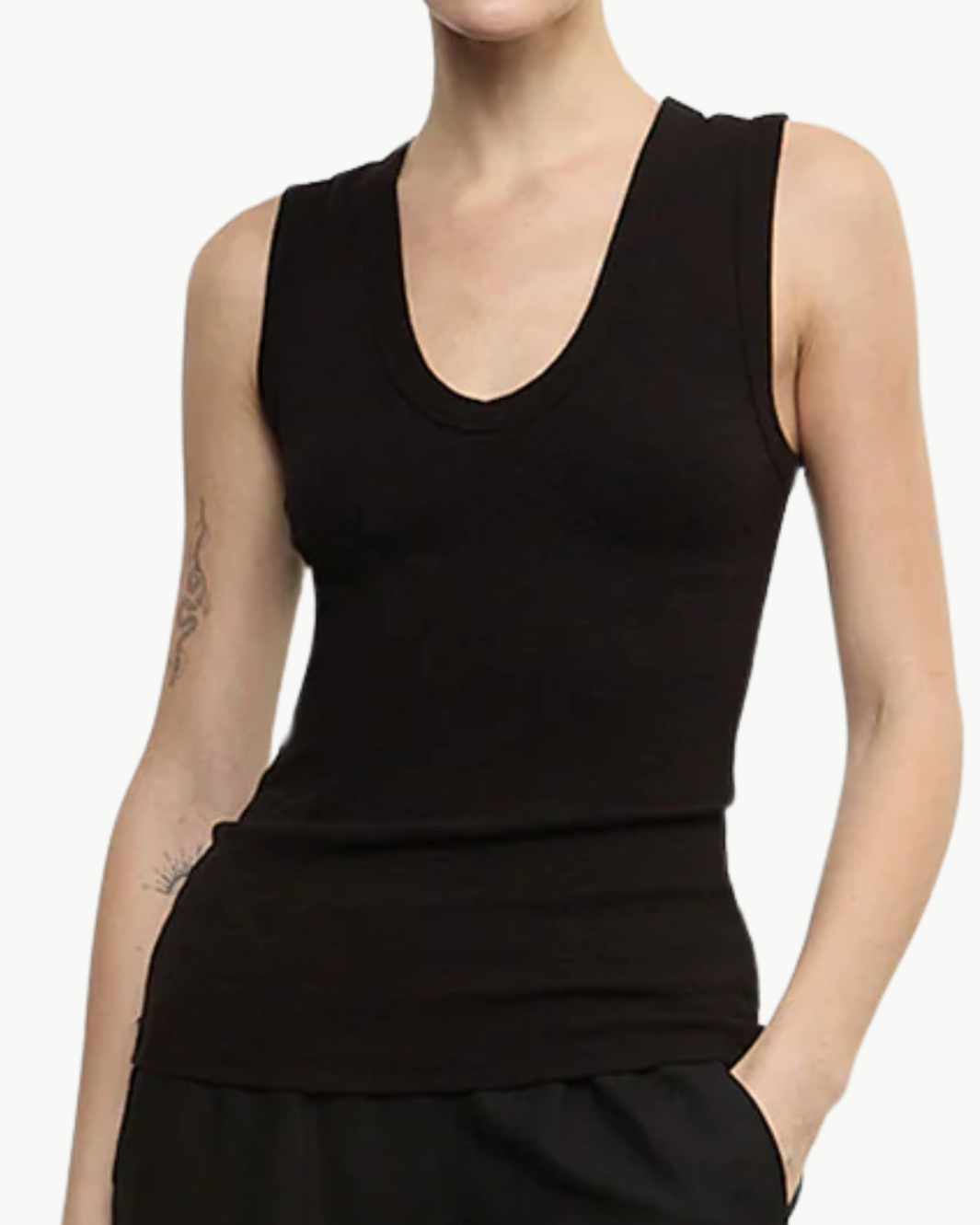 TEXTURED RIB SLEEVELESS U IN BLACK