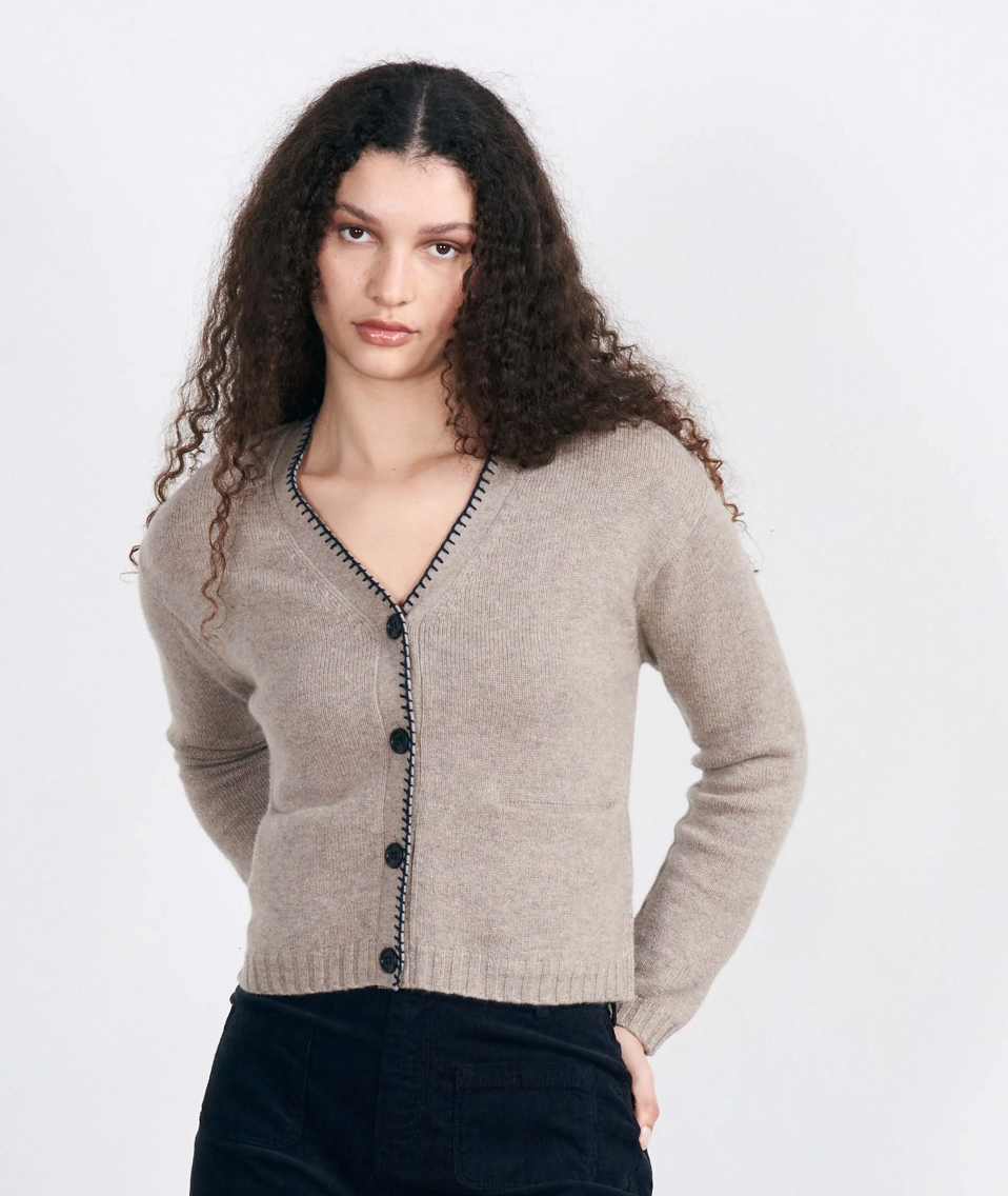 BLANKET STITCH CARDIGAN IN ORGANIC LIGHT BROWN