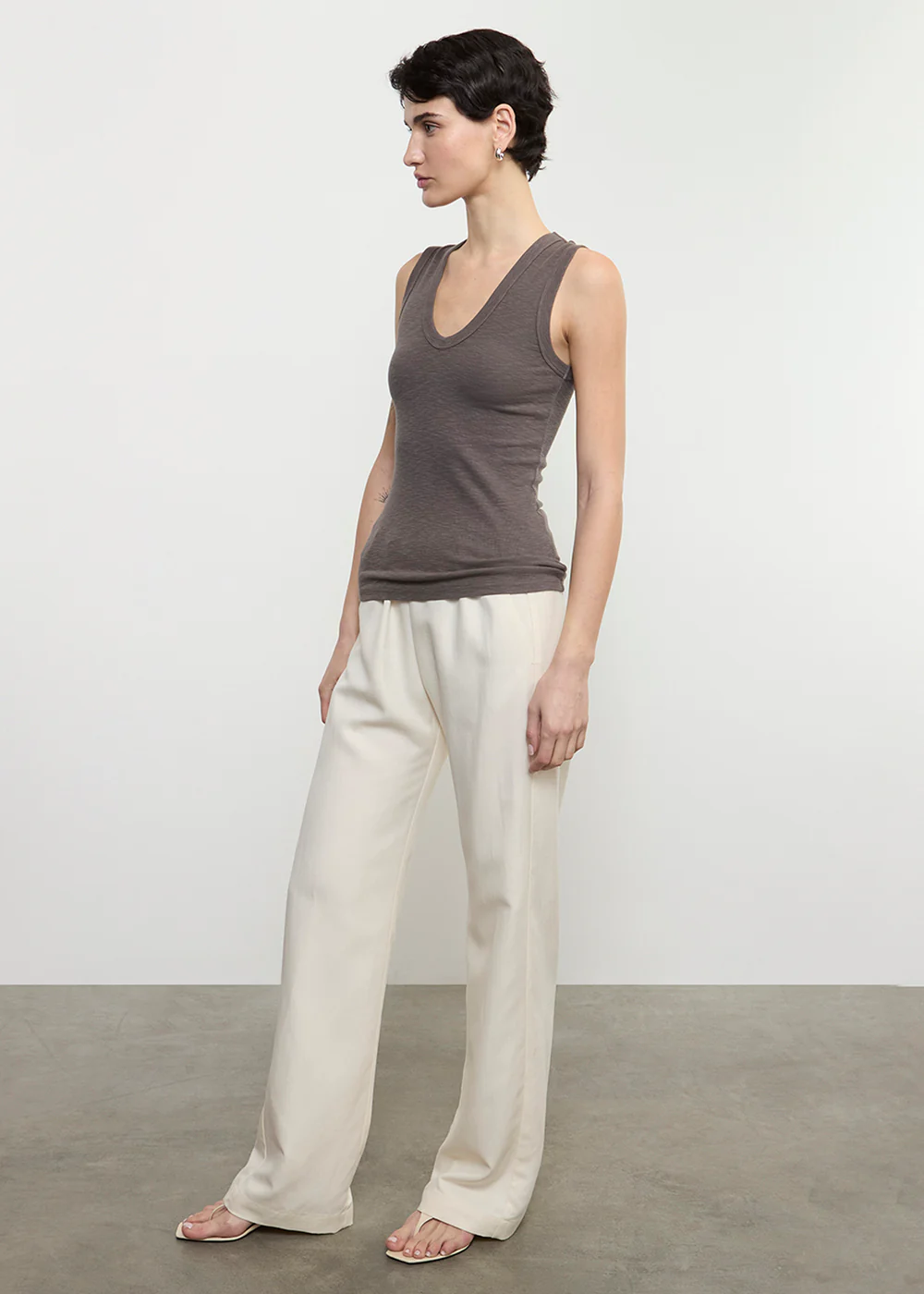 TEXTURED RIB SLEEVELESS U IN IRON