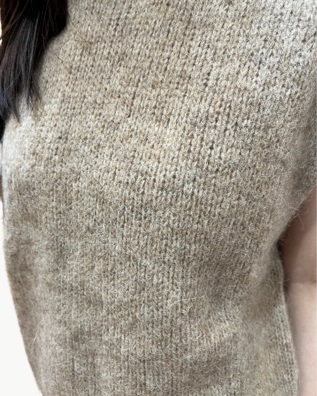 MAORI WOMAN KNIT PULLOVER IN BEIGE AND GOLD