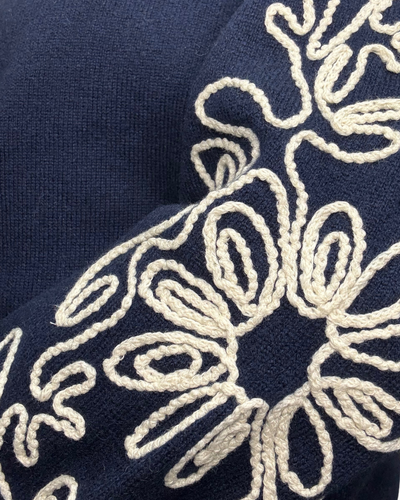 PUFF SLEEVE V WITH CONTRAST EMBROIDERY IN NAVY COMBO