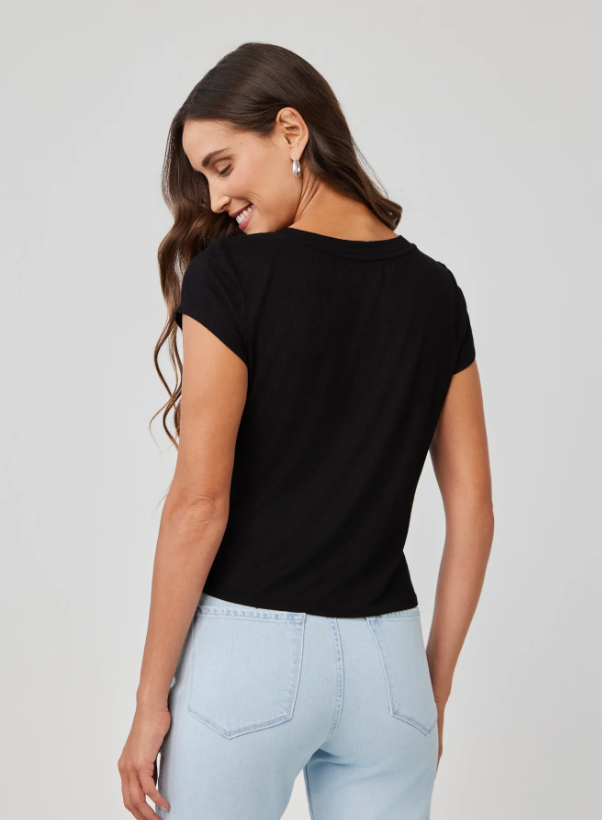 WIDE SCOOP NECK TEE IN BLACK