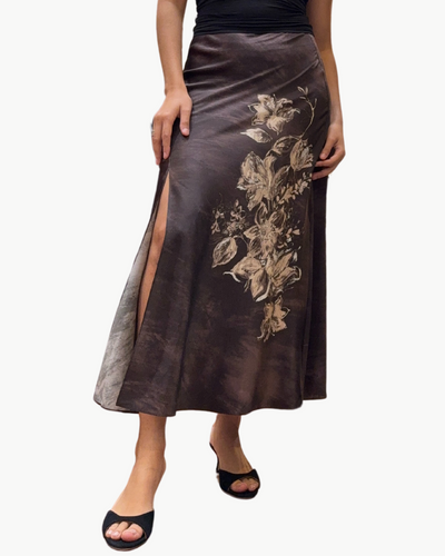 GO SLIT DIFFERENCE SKIRT IN PETALS PLACED