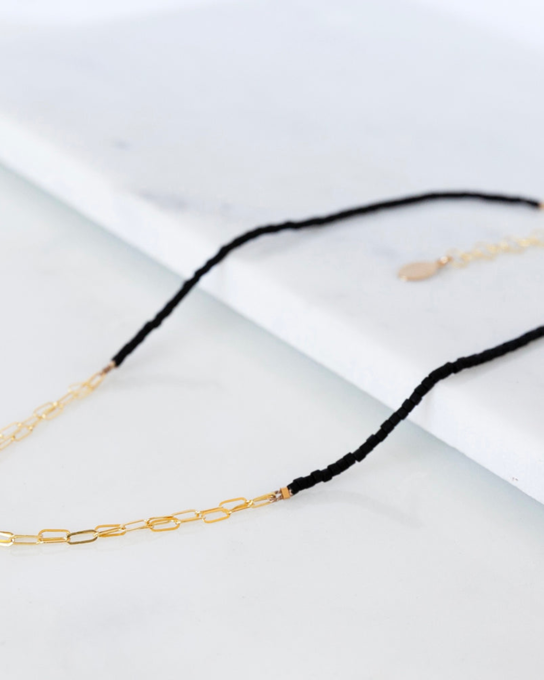 BEADED CHOKER IN GOLD