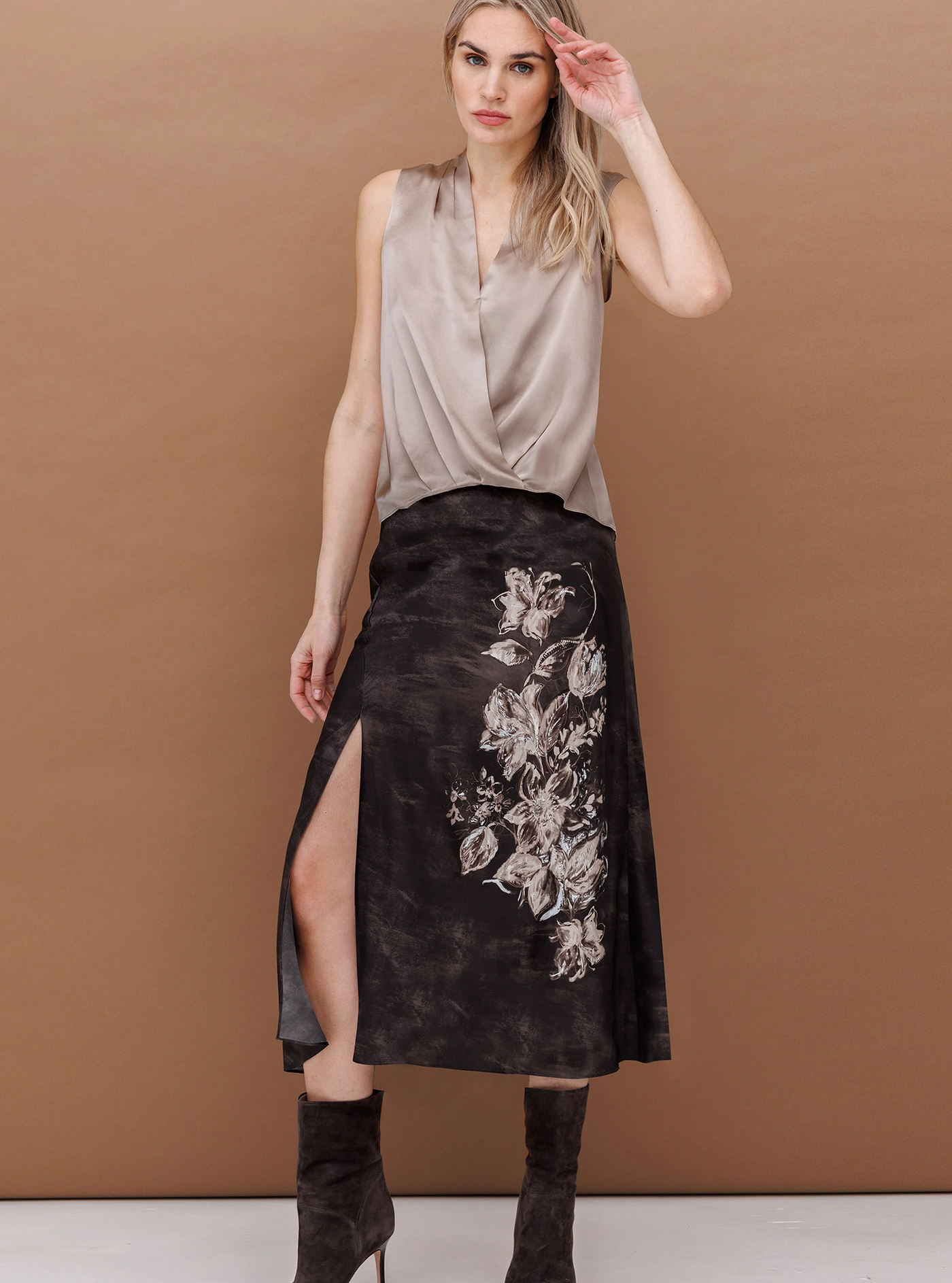 GO SLIT DIFFERENCE SKIRT IN PETALS PLACED