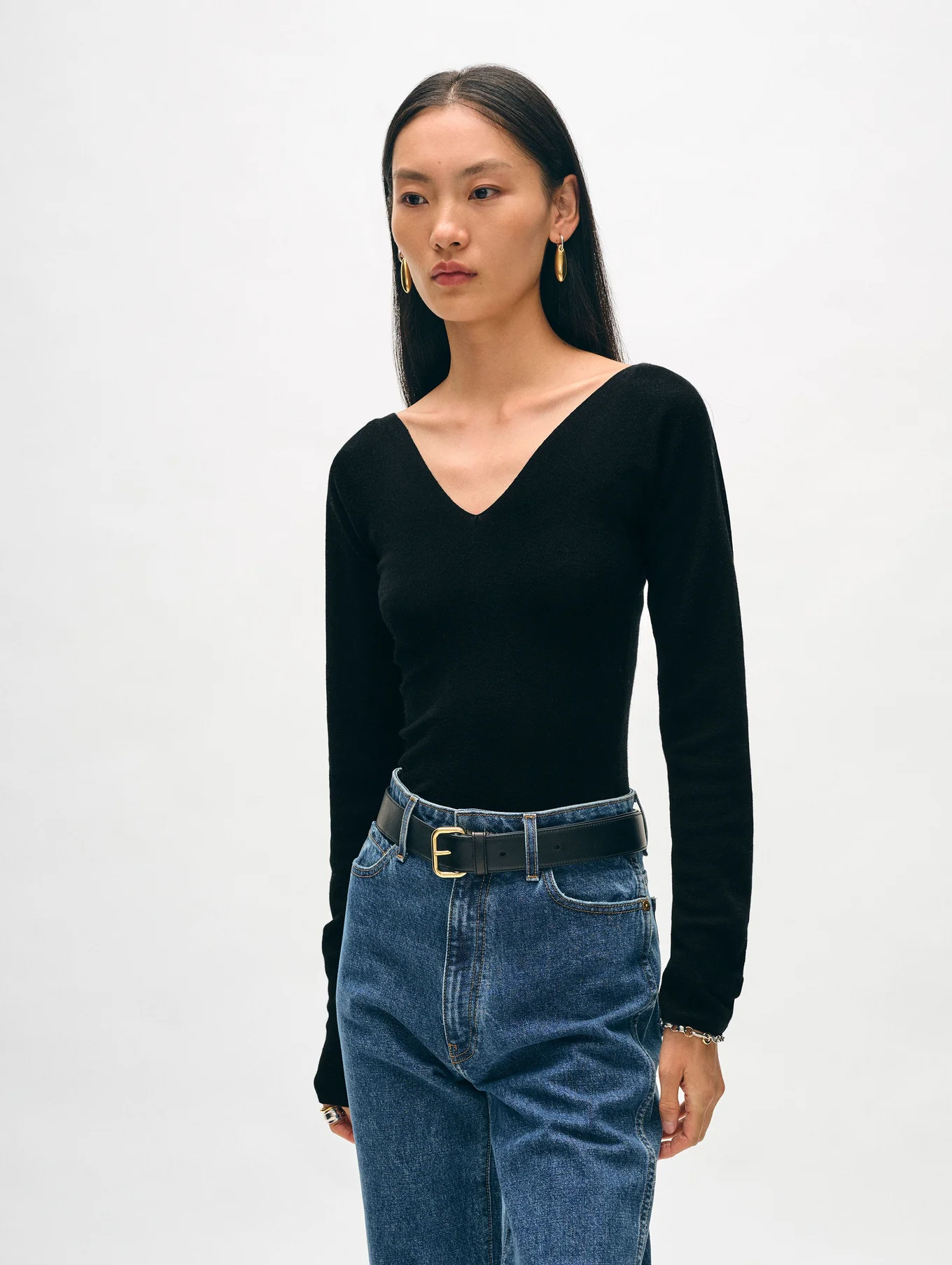 SUPERFINE MERINO RIBBED VNECK TOP IN BLACK