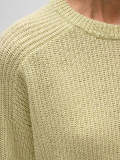 CASHMERE SADDLE SLEEVE CREWNECK IN CHARTREUSE