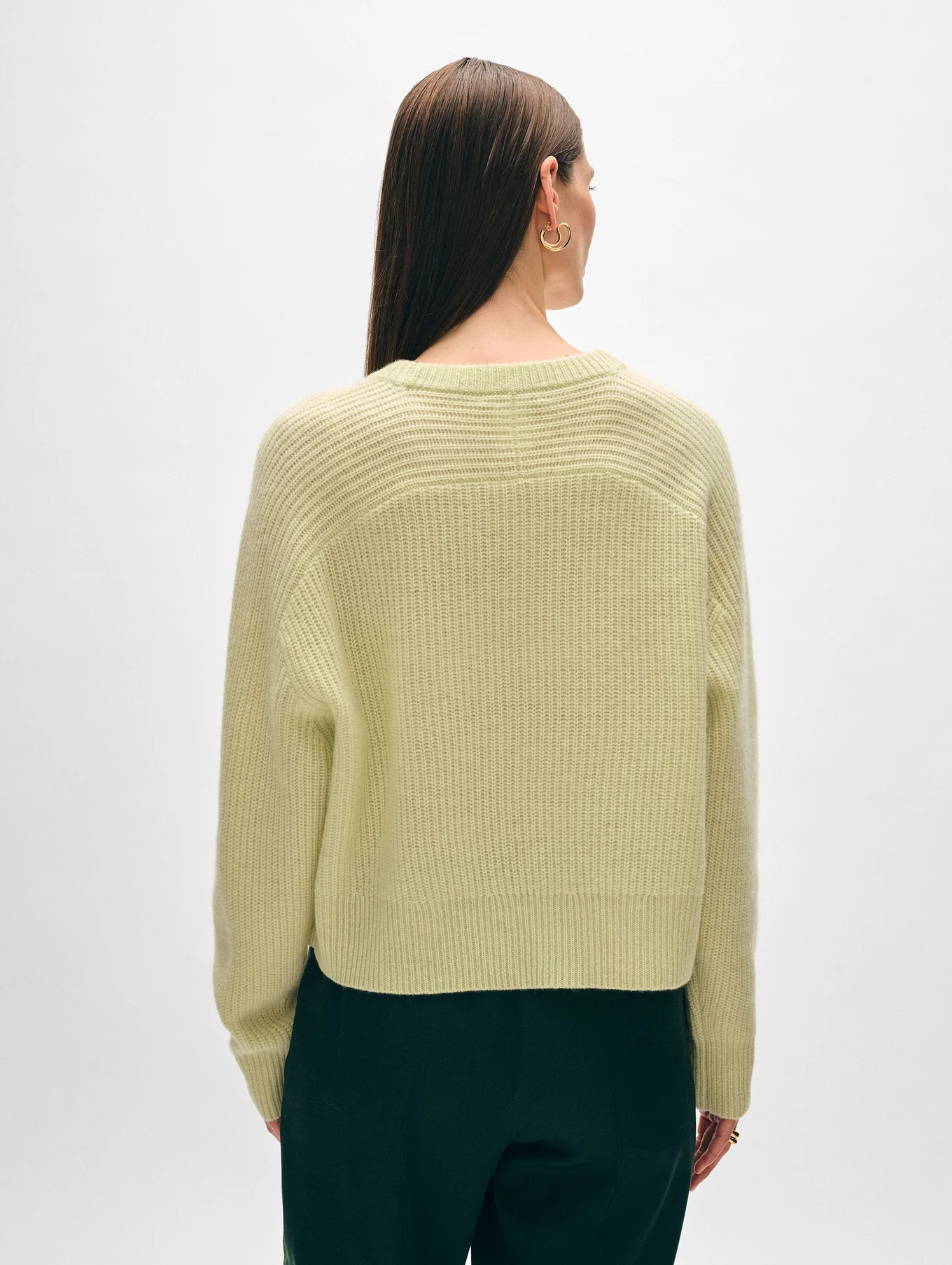 CASHMERE SADDLE SLEEVE CREWNECK IN CHARTREUSE