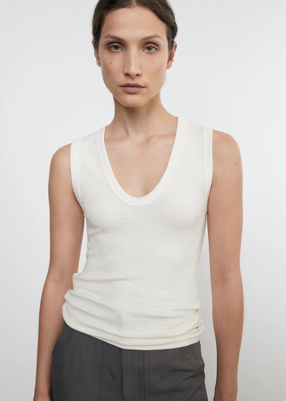 TEXTURED RIB SLEEVELESS U IN VANILLA