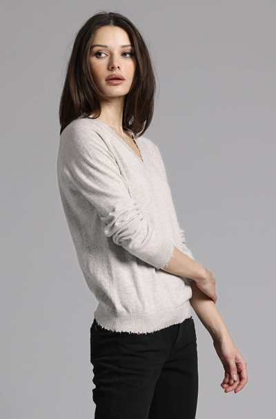 COTTON CASHMERE FRAYED EDGE V IN LIGHT HEATHER GREY