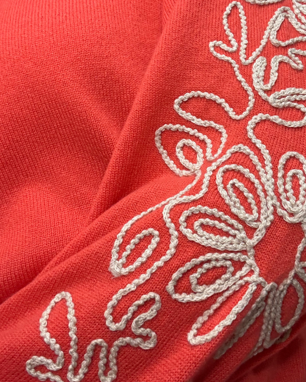 PUFF SLEEVE V WITH CONTRAST EMBROIDERY IN CORAL COMBO