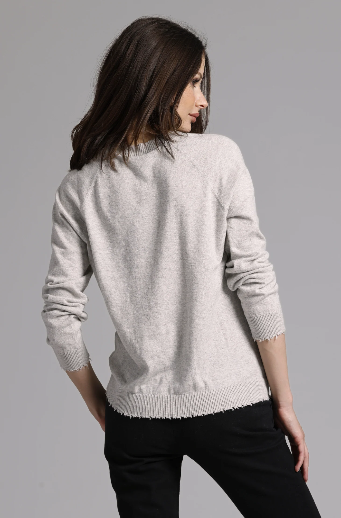 COTTON CASHMERE FRAYED EDGE V IN LIGHT HEATHER GREY