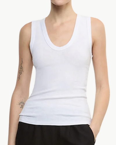 TEXTURED RIB SLEEVELESS U IN WHITE