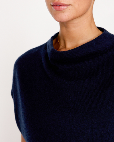 MORTEN FUNNEL NECK TOP IN NAVY