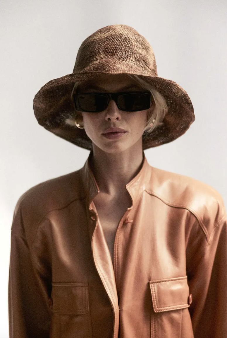 TEAGAN BUCKET HAT IN BROWN