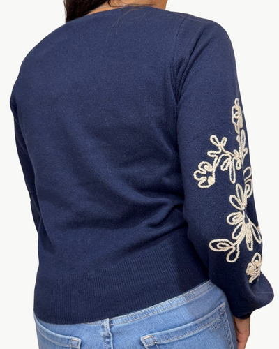 PUFF SLEEVE V WITH CONTRAST EMBROIDERY IN NAVY COMBO